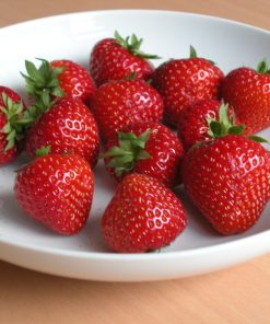 Sonata aardbeien in een fruitschaal