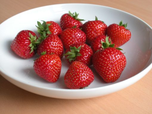 Sonata aardbeien in een fruitschaal